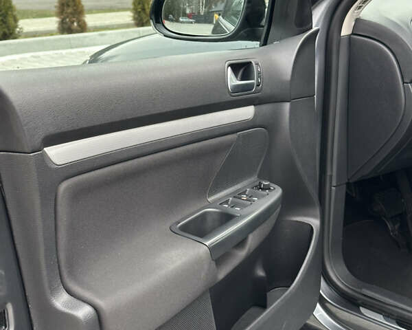 Серый Фольксваген Гольф, объемом двигателя 1.4 л и пробегом 243 тыс. км за 8800 $, фото 30 на Automoto.ua