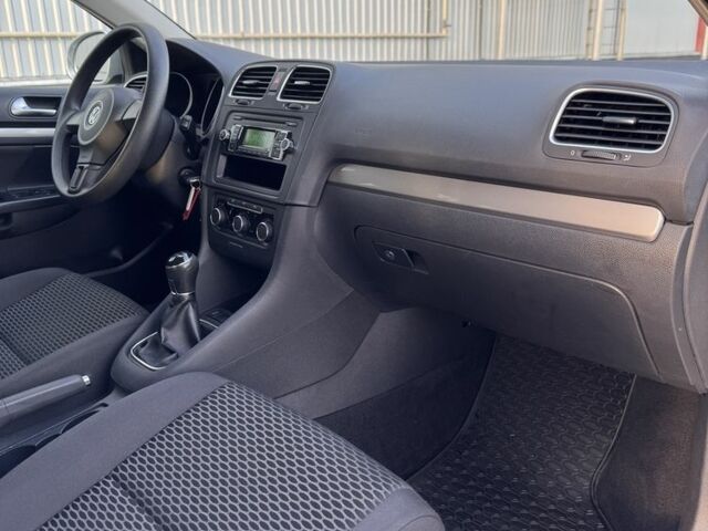 Серый Фольксваген Гольф, объемом двигателя 1.2 л и пробегом 119 тыс. км за 8300 $, фото 18 на Automoto.ua