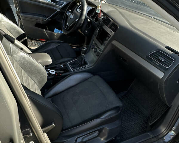 Серый Фольксваген Гольф, объемом двигателя 1.6 л и пробегом 290 тыс. км за 9800 $, фото 4 на Automoto.ua