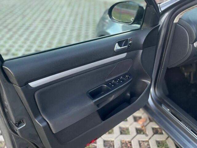 Серый Фольксваген Гольф, объемом двигателя 2 л и пробегом 214 тыс. км за 9700 $, фото 14 на Automoto.ua