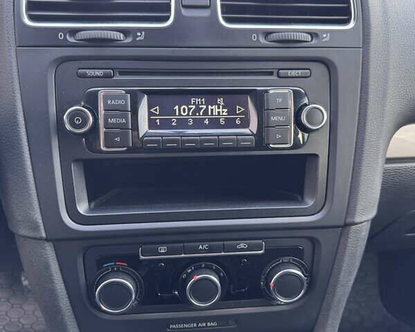 Серый Фольксваген Гольф, объемом двигателя 1.2 л и пробегом 119 тыс. км за 8450 $, фото 22 на Automoto.ua