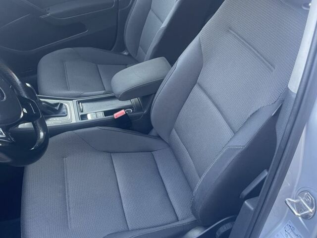 Фольксваген Гольф 2013 в Киеве на Automoto.ua Серый Фольксваген Гольф, объемом двигателя 1.6 л и пробегом 277 тыс. км за 9500 $, фото 10 на Automoto.ua