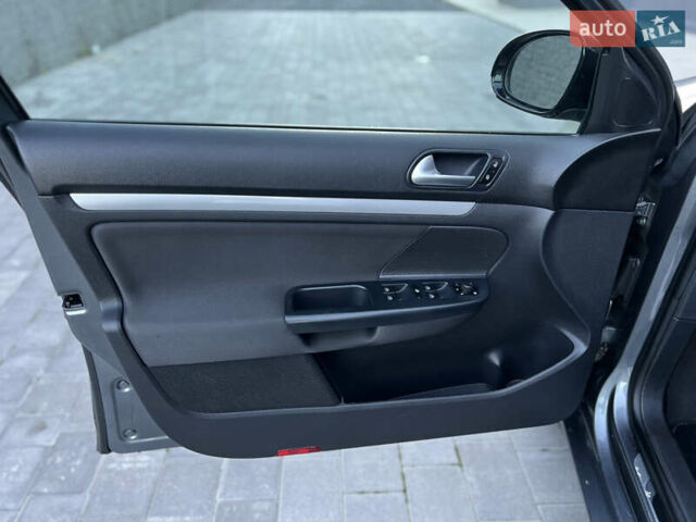 Серый Фольксваген Гольф, объемом двигателя 1.6 л и пробегом 240 тыс. км за 8750 $, фото 19 на Automoto.ua
