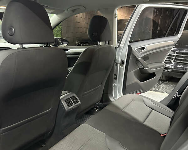 Серый Фольксваген Гольф, объемом двигателя 1.6 л и пробегом 190 тыс. км за 9900 $, фото 11 на Automoto.ua