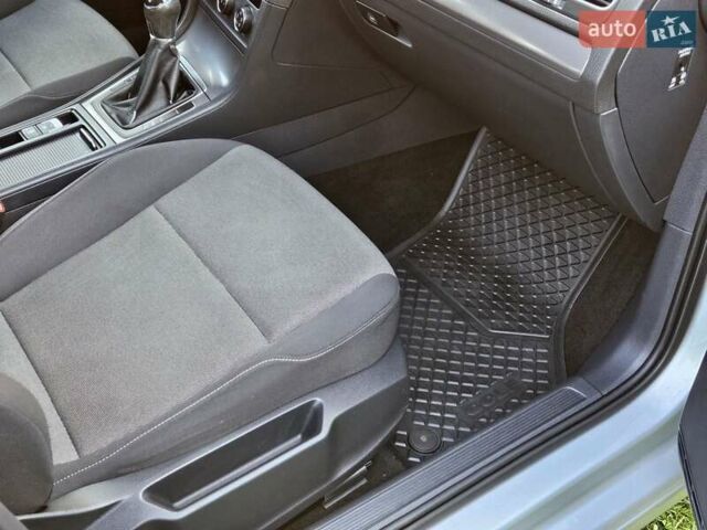 Серый Фольксваген Гольф, объемом двигателя 1.6 л и пробегом 262 тыс. км за 8800 $, фото 57 на Automoto.ua