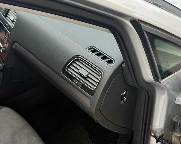 Сірий Фольксваген Гольф, об'ємом двигуна 1.6 л та пробігом 370 тис. км за 10400 $, фото 24 на Automoto.ua