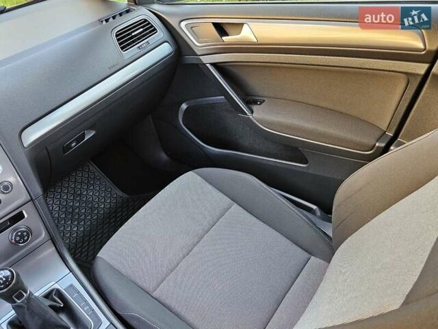 Серый Фольксваген Гольф, объемом двигателя 1.6 л и пробегом 262 тыс. км за 8800 $, фото 52 на Automoto.ua