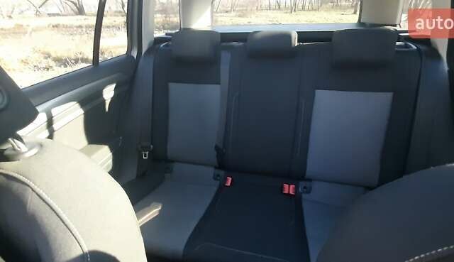 Серый Фольксваген Гольф, объемом двигателя 1.6 л и пробегом 300 тыс. км за 12000 $, фото 10 на Automoto.ua