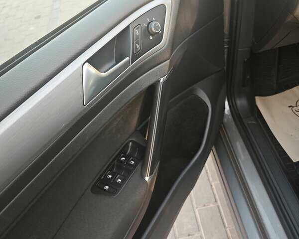 Серый Фольксваген Гольф, объемом двигателя 1.6 л и пробегом 298 тыс. км за 10500 $, фото 9 на Automoto.ua