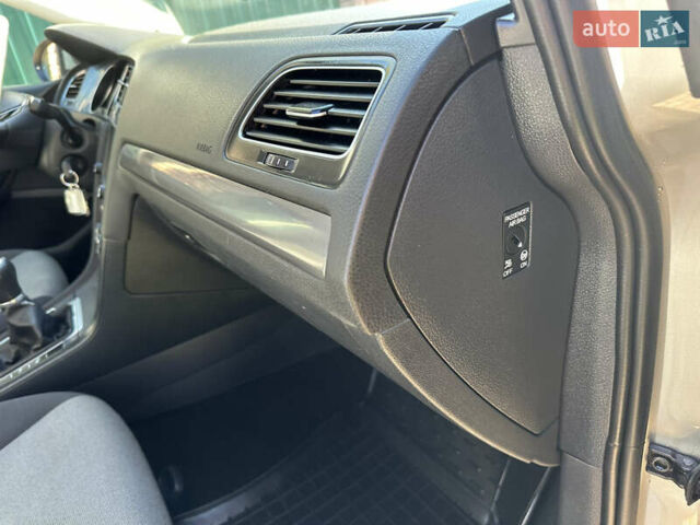 Фольксваген Гольф 2015 в Червонограде на Automoto.ua Серый Фольксваген Гольф, объемом двигателя 1.6 л и пробегом 223 тыс. км за 12157 $, фото 77 на Automoto.ua