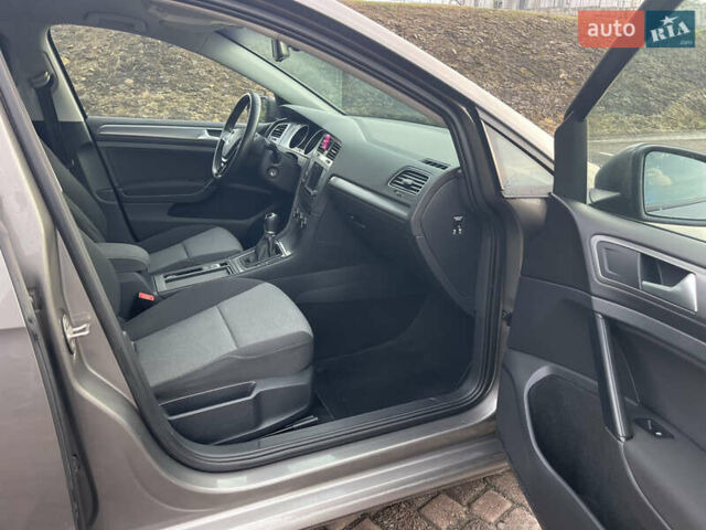 Серый Фольксваген Гольф, объемом двигателя 1.6 л и пробегом 237 тыс. км за 9800 $, фото 11 на Automoto.ua