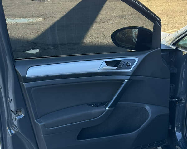 Фольксваген Гольф 2015 в Хмельницком на Automoto.ua Серый Фольксваген Гольф, объемом двигателя 1.6 л и пробегом 295 тыс. км за 9100 $, фото 18 на Automoto.ua