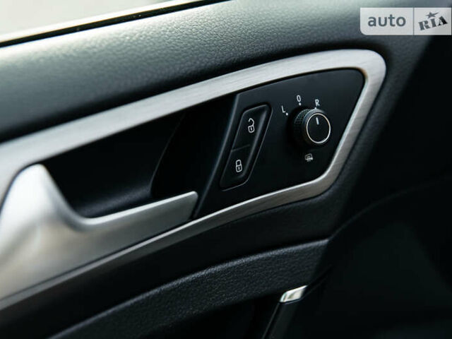 Серый Фольксваген Гольф, объемом двигателя 1.6 л и пробегом 250 тыс. км за 11100 $, фото 47 на Automoto.ua