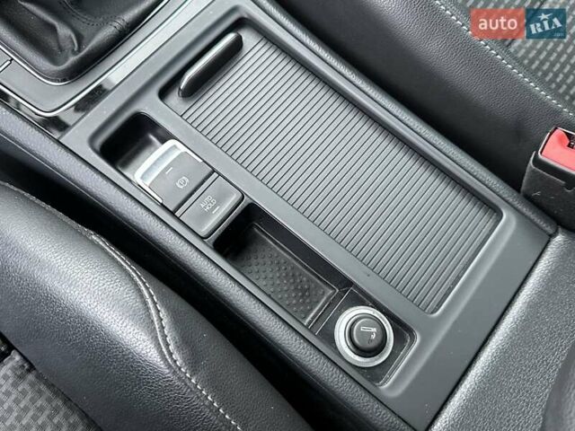 Серый Фольксваген Гольф, объемом двигателя 1.6 л и пробегом 236 тыс. км за 11450 $, фото 51 на Automoto.ua