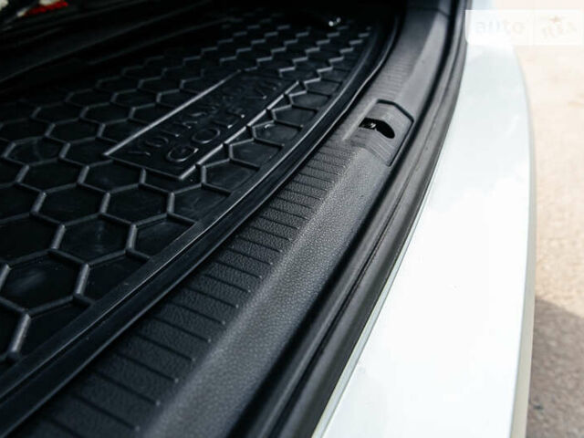 Серый Фольксваген Гольф, объемом двигателя 1.6 л и пробегом 250 тыс. км за 11100 $, фото 28 на Automoto.ua