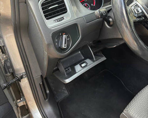 Сірий Фольксваген Гольф, об'ємом двигуна 1.6 л та пробігом 245 тис. км за 12500 $, фото 10 на Automoto.ua