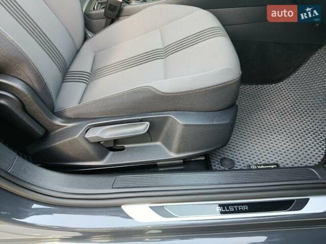 Серый Фольксваген Гольф, объемом двигателя 1.6 л и пробегом 331 тыс. км за 10900 $, фото 2 на Automoto.ua