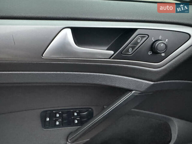 Серый Фольксваген Гольф, объемом двигателя 1.6 л и пробегом 247 тыс. км за 10800 $, фото 14 на Automoto.ua