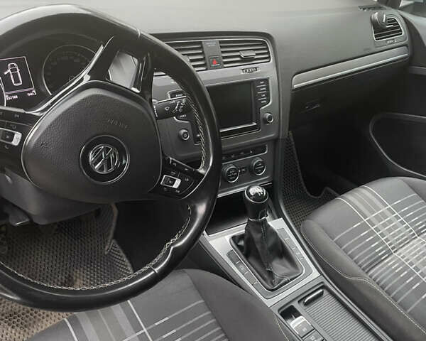 Серый Фольксваген Гольф, объемом двигателя 1.6 л и пробегом 331 тыс. км за 11200 $, фото 9 на Automoto.ua