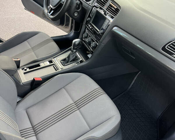 Серый Фольксваген Гольф, объемом двигателя 1.6 л и пробегом 251 тыс. км за 13500 $, фото 22 на Automoto.ua