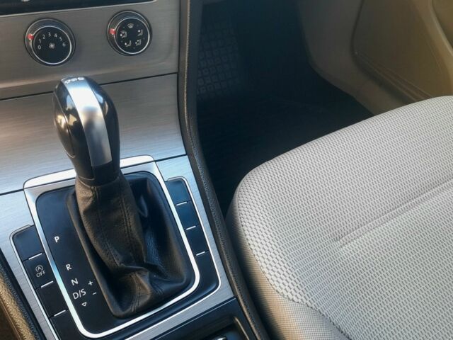 Серый Фольксваген Гольф, объемом двигателя 1.6 л и пробегом 250 тыс. км за 11000 $, фото 16 на Automoto.ua