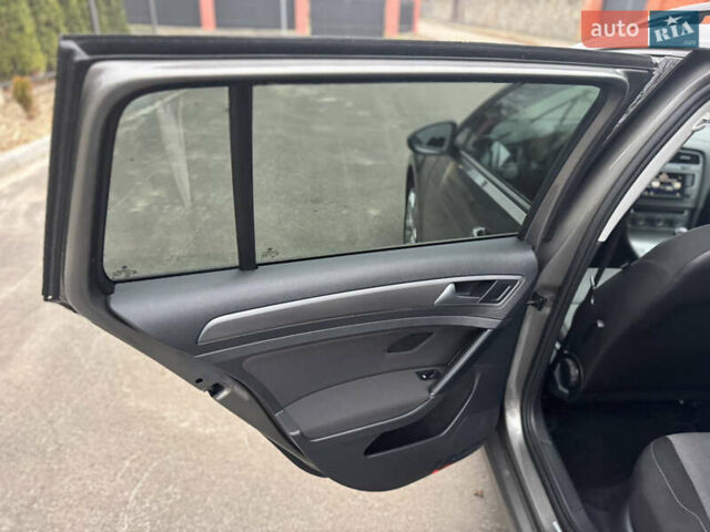 Серый Фольксваген Гольф, объемом двигателя 1.6 л и пробегом 247 тыс. км за 10800 $, фото 32 на Automoto.ua