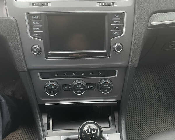 Серый Фольксваген Гольф, объемом двигателя 1.6 л и пробегом 331 тыс. км за 11200 $, фото 11 на Automoto.ua