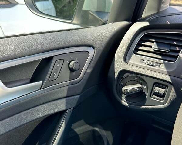 Фольксваген Гольф 2016 в Бердичеве на Automoto.ua Серый Фольксваген Гольф, объемом двигателя 1.6 л и пробегом 280 тыс. км за 10200 $, фото 1 на Automoto.ua