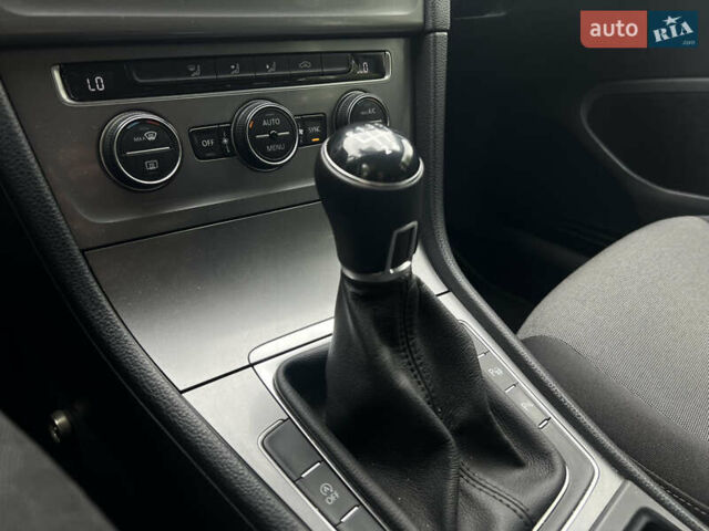 Серый Фольксваген Гольф, объемом двигателя 1.6 л и пробегом 237 тыс. км за 10900 $, фото 30 на Automoto.ua