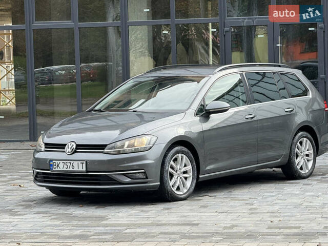 Серый Фольксваген Гольф, объемом двигателя 1.6 л и пробегом 253 тыс. км за 12700 $, фото 2 на Automoto.ua