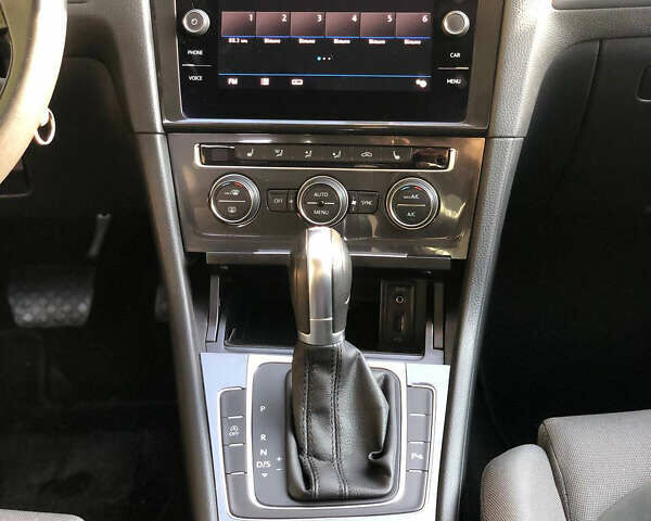 Серый Фольксваген Гольф, объемом двигателя 1.6 л и пробегом 220 тыс. км за 13600 $, фото 10 на Automoto.ua