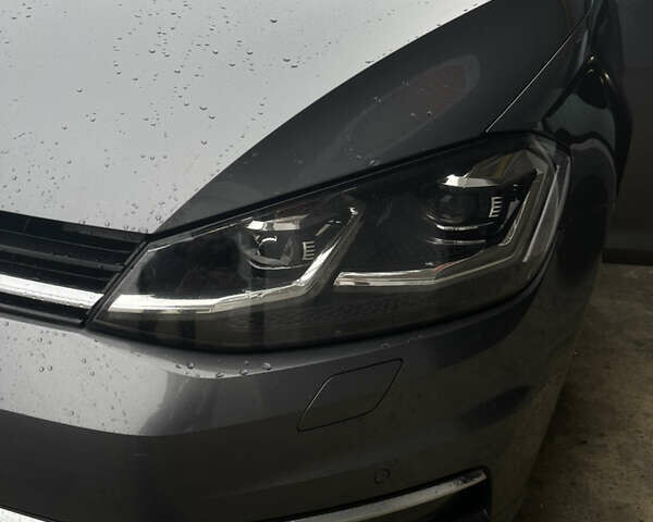 Серый Фольксваген Гольф, объемом двигателя 1.6 л и пробегом 241 тыс. км за 12400 $, фото 2 на Automoto.ua