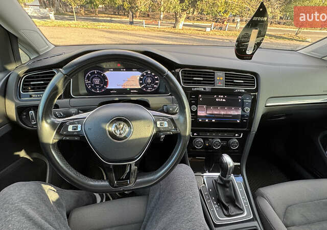 Серый Фольксваген Гольф, объемом двигателя 1.6 л и пробегом 299 тыс. км за 13000 $, фото 12 на Automoto.ua