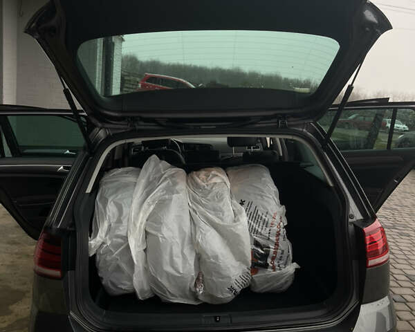 Серый Фольксваген Гольф, объемом двигателя 1.6 л и пробегом 241 тыс. км за 12400 $, фото 1 на Automoto.ua