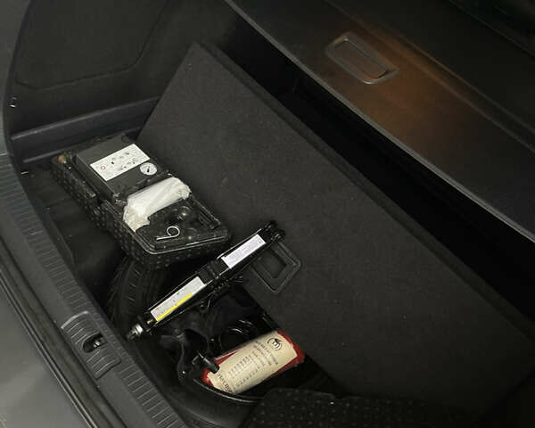 Серый Фольксваген Гольф, объемом двигателя 1.6 л и пробегом 241 тыс. км за 12400 $, фото 11 на Automoto.ua