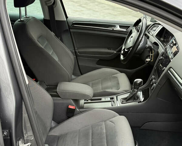 Серый Фольксваген Гольф, объемом двигателя 1.6 л и пробегом 253 тыс. км за 13300 $, фото 27 на Automoto.ua