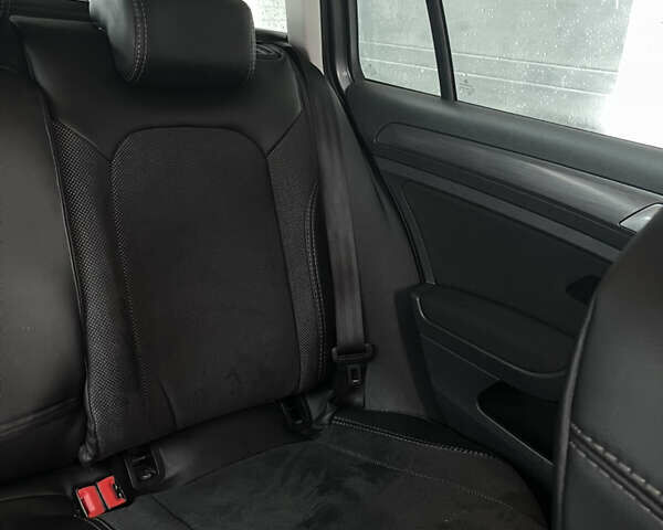 Серый Фольксваген Гольф, объемом двигателя 1.6 л и пробегом 241 тыс. км за 12400 $, фото 30 на Automoto.ua