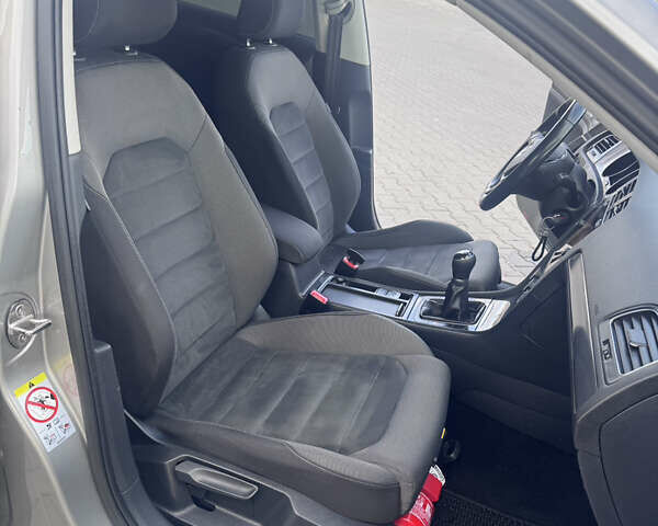 Серый Фольксваген Гольф, объемом двигателя 1.6 л и пробегом 228 тыс. км за 11500 $, фото 6 на Automoto.ua