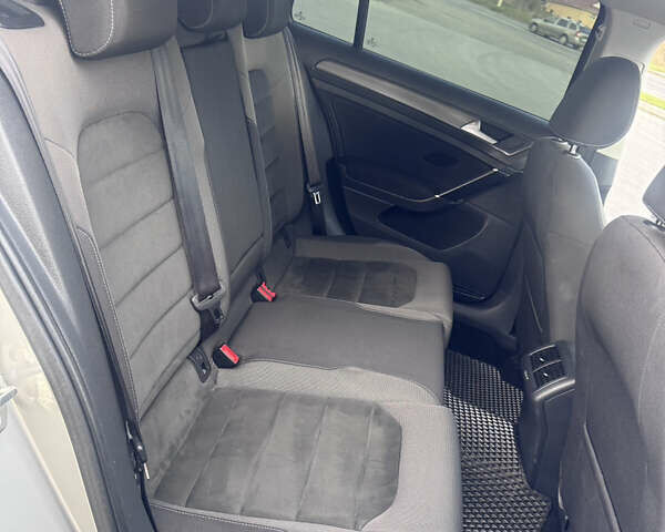 Серый Фольксваген Гольф, объемом двигателя 1.6 л и пробегом 228 тыс. км за 11500 $, фото 62 на Automoto.ua