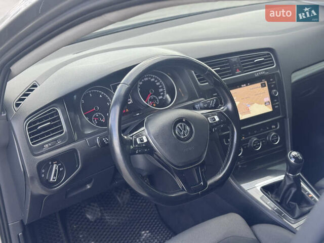 Серый Фольксваген Гольф, объемом двигателя 1.6 л и пробегом 228 тыс. км за 11500 $, фото 26 на Automoto.ua