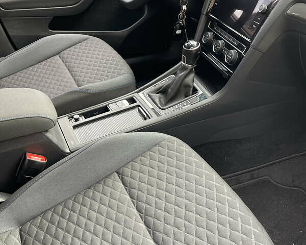 Серый Фольксваген Гольф, объемом двигателя 2 л и пробегом 260 тыс. км за 15550 $, фото 19 на Automoto.ua