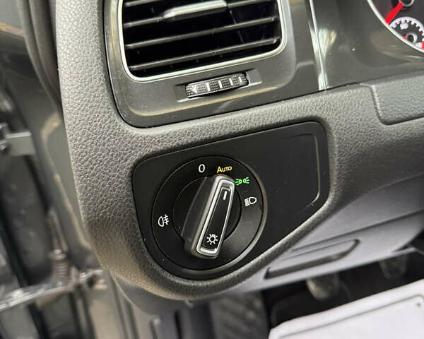 Серый Фольксваген Гольф, объемом двигателя 1.6 л и пробегом 139 тыс. км за 13900 $, фото 25 на Automoto.ua