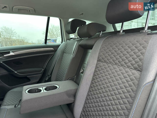 Серый Фольксваген Гольф, объемом двигателя 1.6 л и пробегом 148 тыс. км за 15500 $, фото 52 на Automoto.ua