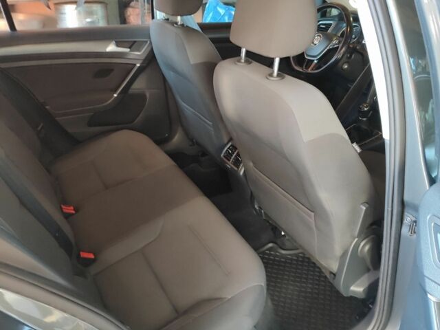 Серый Фольксваген Гольф, объемом двигателя 1.6 л и пробегом 300 тыс. км за 11500 $, фото 6 на Automoto.ua