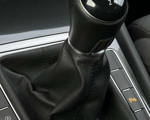 Серый Фольксваген Гольф, объемом двигателя 1.6 л и пробегом 214 тыс. км за 12490 $, фото 35 на Automoto.ua