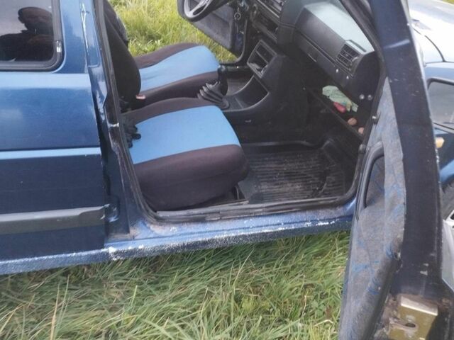 Синій Фольксваген Гольф, об'ємом двигуна 1.6 л та пробігом 200 тис. км за 1100 $, фото 5 на Automoto.ua