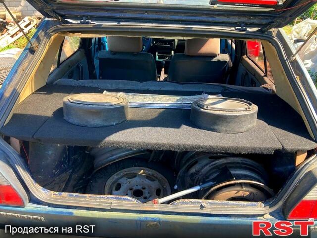 Синий Фольксваген Гольф, объемом двигателя 1.6 л и пробегом 340 тыс. км за 1200 $, фото 5 на Automoto.ua