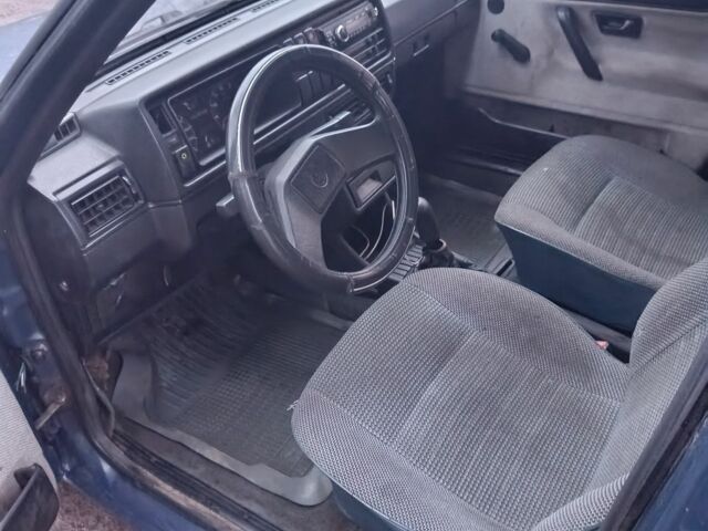 Синий Фольксваген Гольф, объемом двигателя 1.6 л и пробегом 200 тыс. км за 1700 $, фото 5 на Automoto.ua