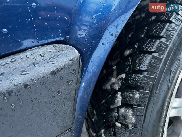 Синий Фольксваген Гольф, объемом двигателя 1.6 л и пробегом 300 тыс. км за 1950 $, фото 3 на Automoto.ua