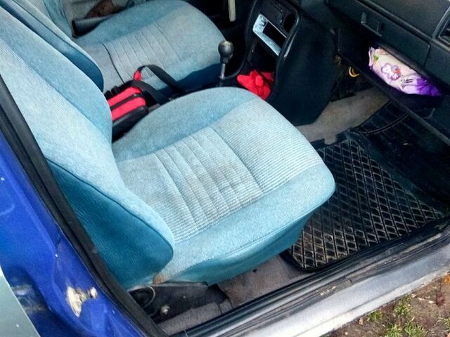 Синий Фольксваген Гольф, объемом двигателя 1.8 л и пробегом 475 тыс. км за 1300 $, фото 11 на Automoto.ua